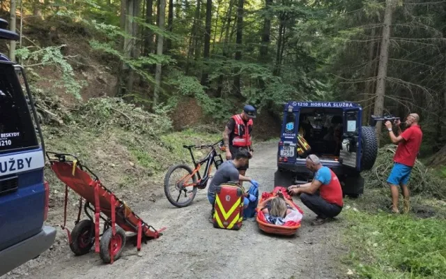 Mladý muž spadl v Beskydech z koloběžky, letěl pro něj vrtulník