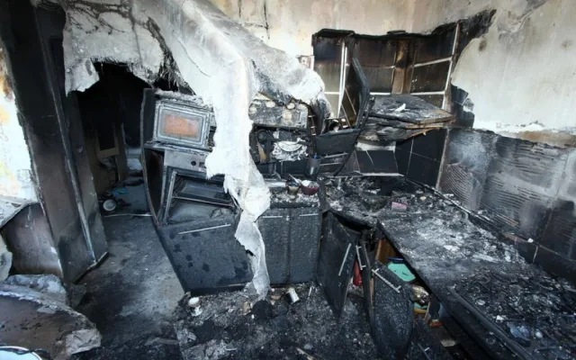 Panelový dům začal hořet kvůli varně na pervitin. Policie obvinila pět osob