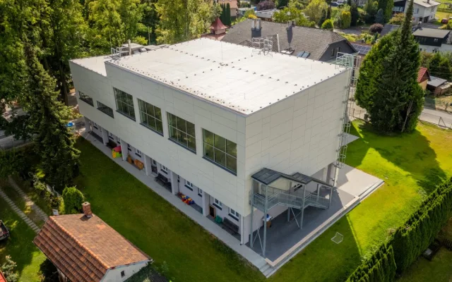 Chlebovice se radují z nové tělocvičny. Nad školkou ji nesou sloupy