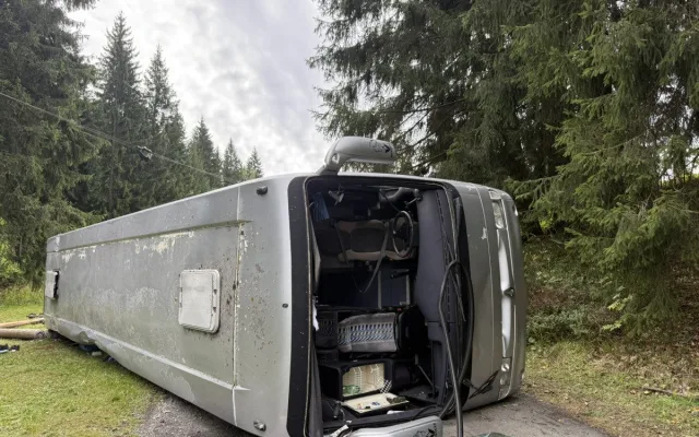 Osm z třicítky zraněných při havárii autobusu v Beskydech zůstalo v nemocnici