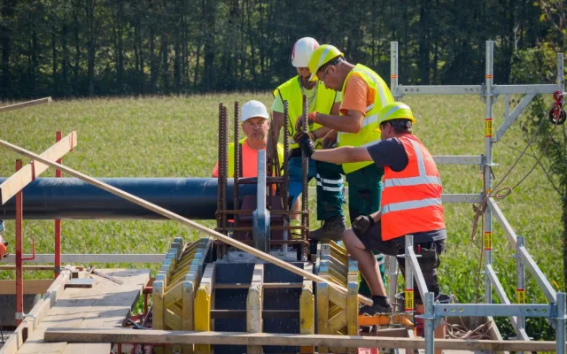 Nová lávka propojuje Karvinou s polským Hażlachem. Usadil ji autojeřáb o nosnosti 230 tun