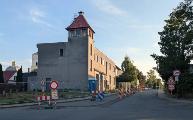 Demolice staré zbrojnice v Klimkovicích uvolní místo pro novou za 70 milionů korun