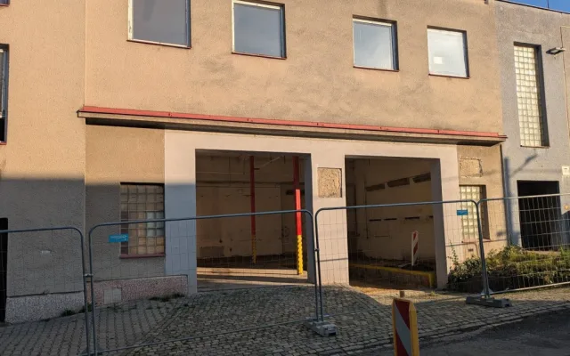 Demolice staré zbrojnice v Klimkovicích uvolní místo pro novou za 70 milionů korun