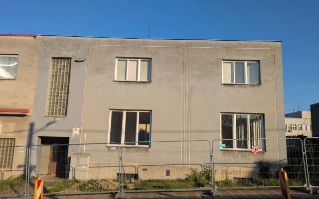 Demolice staré zbrojnice v Klimkovicích uvolní místo pro novou za 70 milionů korun
