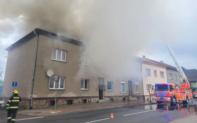 V Bohumíně hořel přístřešek, požár se rozšířil i na blízký dům