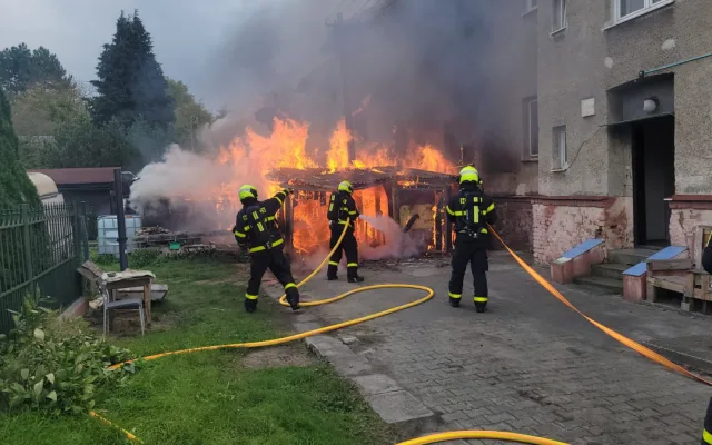 V Bohumíně hořel přístřešek, požár se rozšířil i na blízký dům