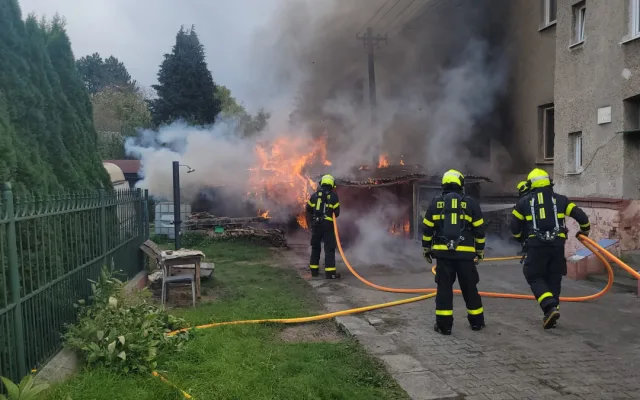 V Bohumíně hořel přístřešek, požár se rozšířil i na blízký dům