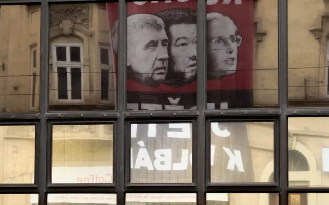 Skupina Kaputin dnes vyvěsila plakát s českými politiky a Putinem v Ostravě