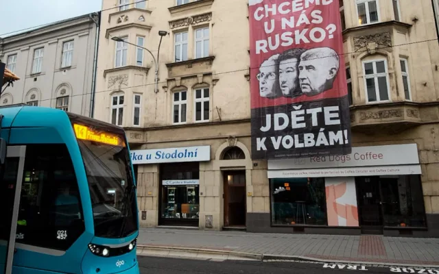 Skupina Kaputin dnes vyvěsila plakát s českými politiky a Putinem v Ostravě