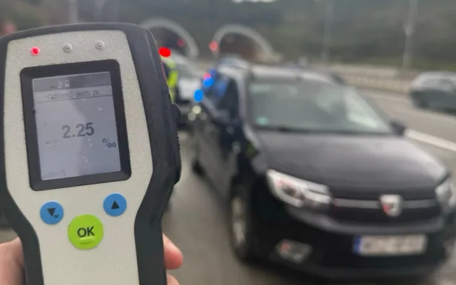 Jízda pod vlivem, bez dálniční známky a s mobilem v ruce. Policisté řešili stovky přestupků
