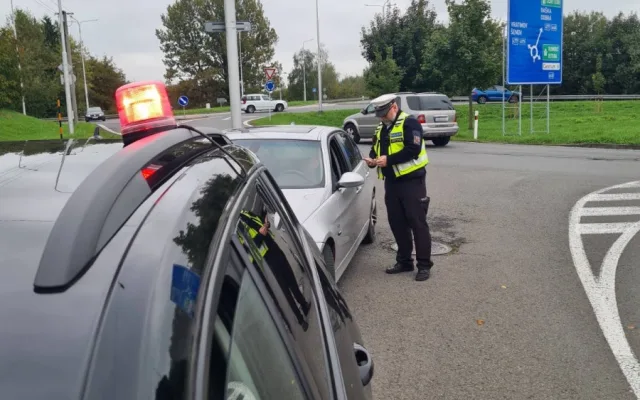 Jízda pod vlivem, bez dálniční známky a s mobilem v ruce. Policisté řešili stovky přestupků