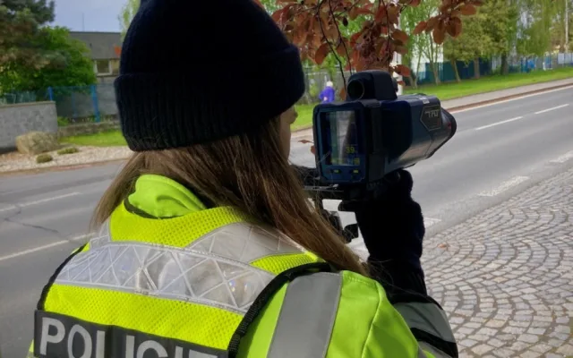 Jízda pod vlivem, bez dálniční známky a s mobilem v ruce. Policisté řešili stovky přestupků