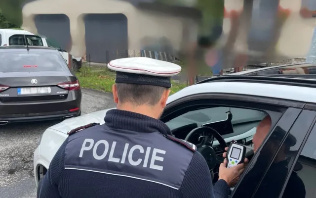 Jízda pod vlivem, bez dálniční známky a s mobilem v ruce. Policisté řešili stovky přestupků