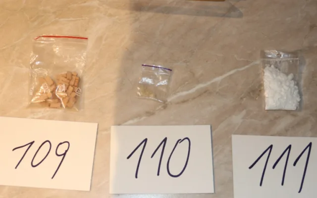 Policie zadržela dvojici dealerů z Orlové, našla u nich přes kilo drog i pistoli