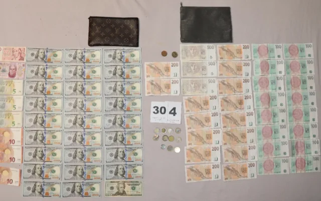 Policie zadržela dvojici dealerů z Orlové, našla u nich přes kilo drog i pistoli