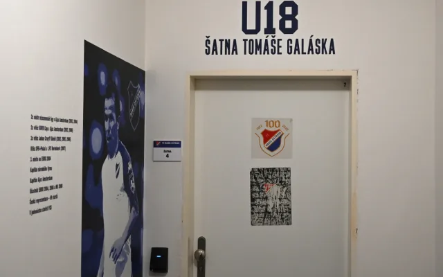 FOTO: Mladí baníkovci mají kabiny se jmény hvězd. Baroš, Jankulovski, Mikloško i Galásek