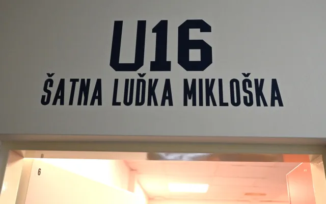 FOTO: Mladí baníkovci mají kabiny se jmény hvězd. Baroš, Jankulovski, Mikloško i Galásek