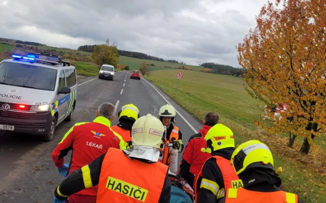 FOTO: Tři zranění při vážné nehodě na Bruntálsku. Na místo letěl i vrtulník