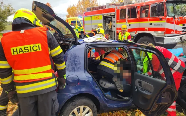 FOTO: Tři zranění při vážné nehodě na Bruntálsku. Na místo letěl i vrtulník