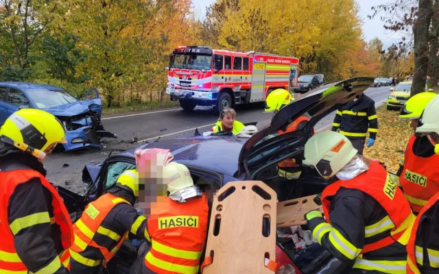 FOTO: Tři zranění při vážné nehodě na Bruntálsku. Na místo letěl i vrtulník