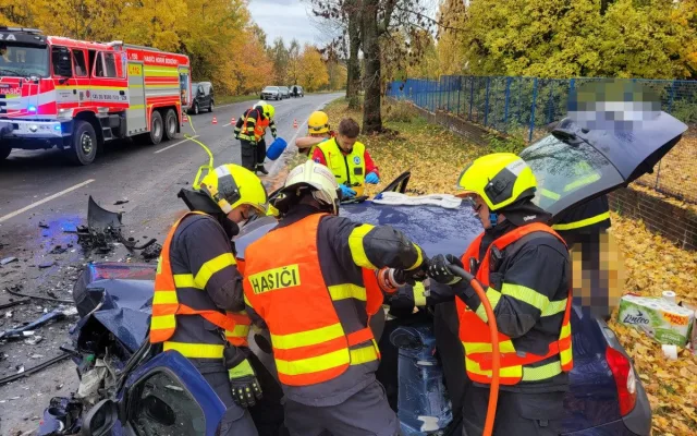 FOTO: Tři zranění při vážné nehodě na Bruntálsku. Na místo letěl i vrtulník
