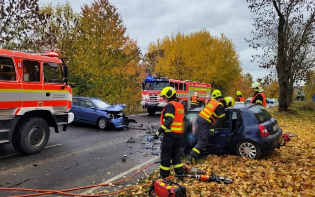 FOTO: Tři zranění při vážné nehodě na Bruntálsku. Na místo letěl i vrtulník