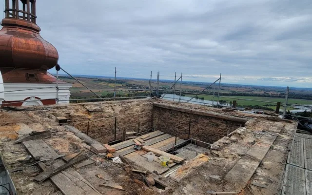Věž kostela na Cvilíně je bez báně, čeká ji odborná prohlídka a oprava