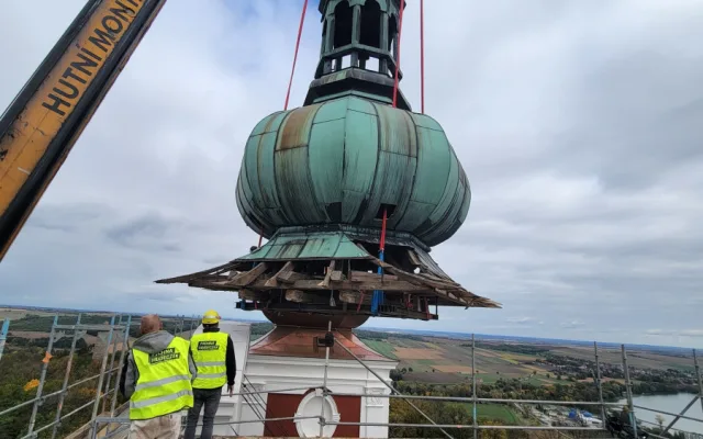 Věž kostela na Cvilíně je bez báně, čeká ji odborná prohlídka a oprava