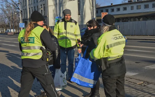 V černém jste pro řidiče skoro neviditelní. Ostravští strážníci se zaměří na bezpečí chodců
