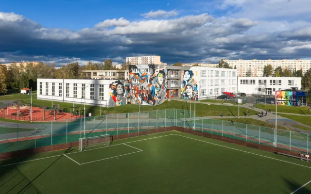 Umělec Khoma opět kouzlil. Nový mural proměnil fasádu školy v umělecké dílo