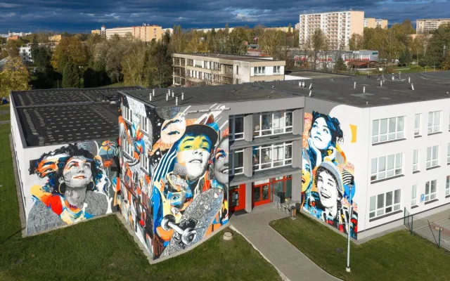 Umělec Khoma opět kouzlil. Nový mural proměnil fasádu školy v umělecké dílo