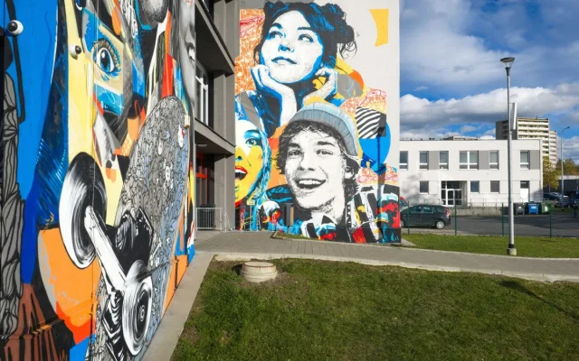 Umělec Khoma opět kouzlil. Nový mural proměnil fasádu školy v umělecké dílo