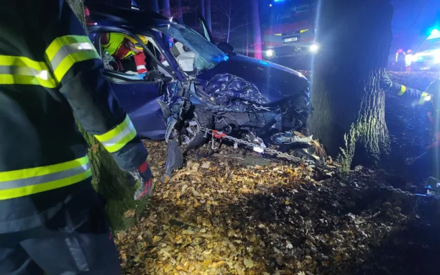 Noční zásah na Opavsku: auto narazilo do stromu, hasiči vyprošťovali zaklíněnou ženu