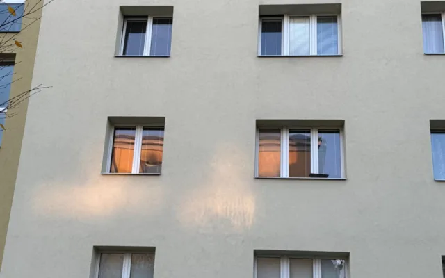 Hasiči z hořícího bytu zachraňovali 3 lidi, 2 psy a 4 kočky. Evakuovali také 20 osob