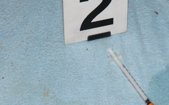 Policie obvinila dealera ze smrti manželů. Za prodej fentanylu mu hrozí až 18 let vězení