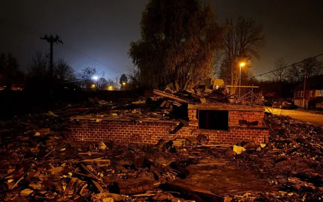 Příznivci osady Bedřiška protestují proti demolici domů, vylezli na jeden z nich