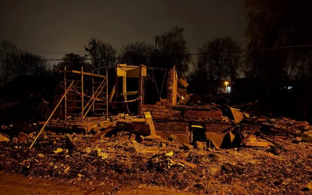 Příznivci osady Bedřiška protestují proti demolici domů, vylezli na jeden z nich