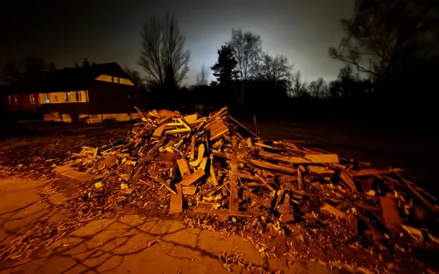 Příznivci osady Bedřiška protestují proti demolici domů, vylezli na jeden z nich
