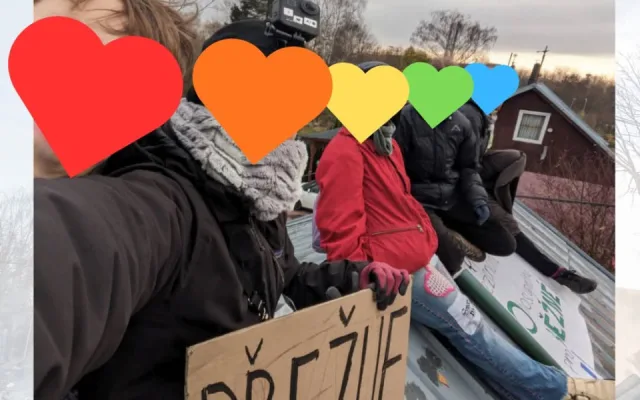 Příznivci osady Bedřiška protestují proti demolici domů, vylezli na jeden z nich