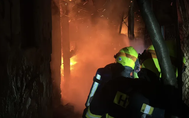 VIDEO: Požár ve Frýdlantu nad Ostravicí. Hasiči zachránili rodinu z domu plného kouře