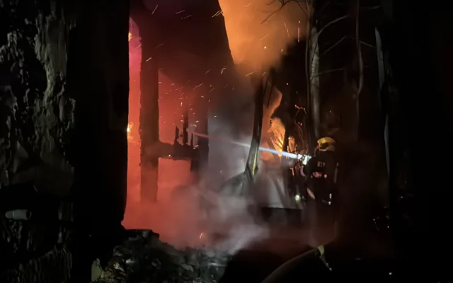 VIDEO: Požár ve Frýdlantu nad Ostravicí. Hasiči zachránili rodinu z domu plného kouře