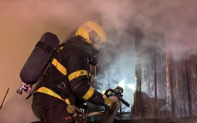VIDEO: Požár ve Frýdlantu nad Ostravicí. Hasiči zachránili rodinu z domu plného kouře