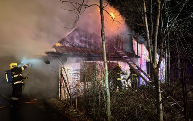 VIDEO: Požár ve Frýdlantu nad Ostravicí. Hasiči zachránili rodinu z domu plného kouře