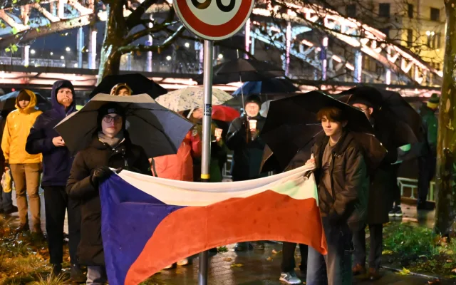 FOTO: 17. listopad v Ostravě provázel chlad a déšť. Přišly stovky lidí