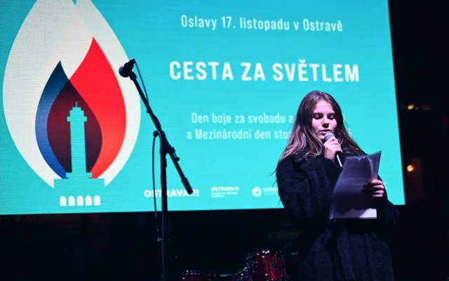 FOTO: 17. listopad v Ostravě provázel chlad a déšť. Přišly stovky lidí