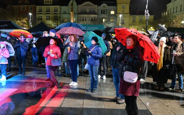 FOTO: 17. listopad v Ostravě provázel chlad a déšť. Přišly stovky lidí