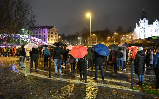 FOTO: 17. listopad v Ostravě provázel chlad a déšť. Přišly stovky lidí