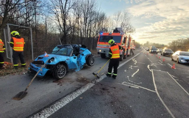 FOTO: Mladý řidič ráno havaroval, se svým mini skončil mimo silnici na střeše. Foto: Se svolením HZS Moravskoslezského kraje
