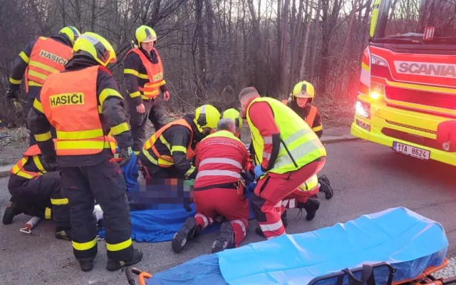FOTO: Mladý řidič ráno havaroval, se svým mini skončil mimo silnici na střeše