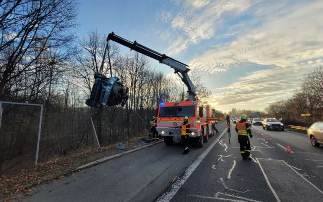 FOTO: Mladý řidič ráno havaroval, se svým mini skončil mimo silnici na střeše
